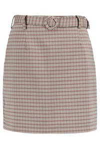 Falda corta de cuadros en rojo, blanco y negro, con cintura ceñida y hebilla redonda, de forma estructurada y textura suave.