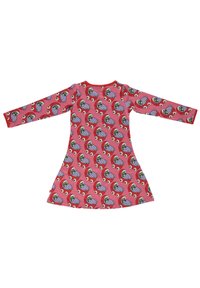 Růžové šaty s dlouhými rukávy z látky, na které se opakuje vzor barevných kreslených sov, s rozšířenou sukní a kulatým výstřihem.