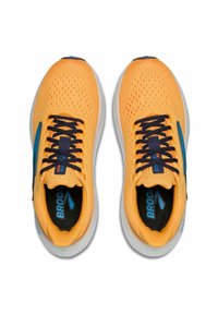 Chaussures de course orange vif avec tige en maille, accents bleus et lacets noirs. Comprend des semelles rembourrées et un intérieur rembourré pour le confort.