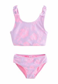 Maillot de bain deux pièces avec une base lilas présentant un motif texturé de fleurs roses. Le haut a des bretelles nouées ; le bas est de style bikini simple.
