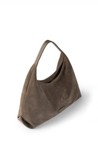 Suede schoudertas in donkerbruin. Zachte textuur, nonchalant ontwerp met een enkele handgreep. Voorzien van een gouden rits en een subtiele logo detail.