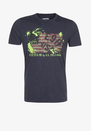 T-paita tummansinisestä puuvillasta, lyhyillä hihoilla, jossa on kulunut Yhdysvaltain lippu graafisena punaisena, valkoisena ja vihreänä, sekä musta teksti.