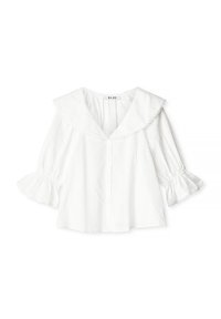 Bela blouse s velikim ovratnikom, gumbom sprijeda i širokim rukavima. Tkanina ima teksturirani uzorak i suptilan vez.