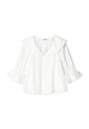 Biała bluzka z dużym kołnierzem, zapinana na guziki z przodu, z rozkloszowanymi rękawami. Tkanina ma fakturowany wzór i subtelną haftowaną dekorację.