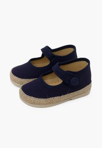 Zapatillas de lona navy con punta redonda, correa ajustable y media suela de yute natural. Textura suave y suela de goma plana.