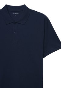 Polo a maniche corte blu navy con due bottoni, colletto e etichetta di taglia XL del marchio Terranova.