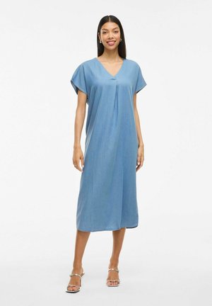 Robe en coton bleu clair avec des manches courtes, un décolleté en V et une coupe décontractée, dotée de plis et tombant au niveau des mollets.