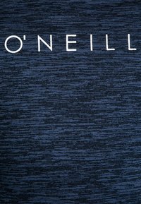 T-shirt O'Neill bleu marine en tissu texturé, avec un logo blanc en évidence sur la poitrine.