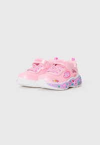 Baskets pour enfants roses avec des tiges en maille et en synthétique, des bandes Velcro et des semelles blanches ornées d'icônes ludiques colorées.
