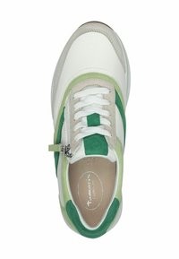 Sneaker con tomaia in pelle bianca, accenti in suede verde, sovrapposizioni beige e chiusura in pizzo bianca con un dettaglio in argento sulla cerniera laterale.