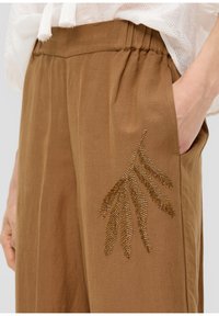 s.Oliver BLACK LABEL MIT VERZIERUNGEN - Broek - sandstein