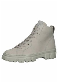 Sneakers high-top grigio chiaro in pelle, con una finitura texturizzata, suola in gomma spessa e design con lacci e occhielli robusti.