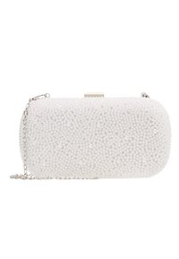 Clutch blanca de cuentas con forma rectangular redondeada, decorada con pequeñas perlas y una cadena de tono plateado. Cierre de broche en la parte superior.
