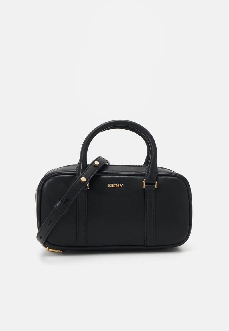 Sac à main rectangulaire en cuir noir avec deux poignées, une bandoulière ajustable et un logo DKNY doré sur le devant.