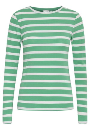 Langærmet shirt med grønne og hvide vandrette striber, rund halsudskæring og blødt stof med en glat tekstur.