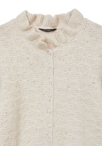 Cardigan color crema con un motivo a maglia testurizzata, collo a volant e cinque bottoni rotondi sul davanti, con delicati accenti di paillettes.
