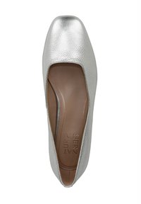 Sandalette argento metallizzate con finitura testurizzata, design a punta quadrata e dettagli a intaglio sui lati per una migliore traspirabilità.