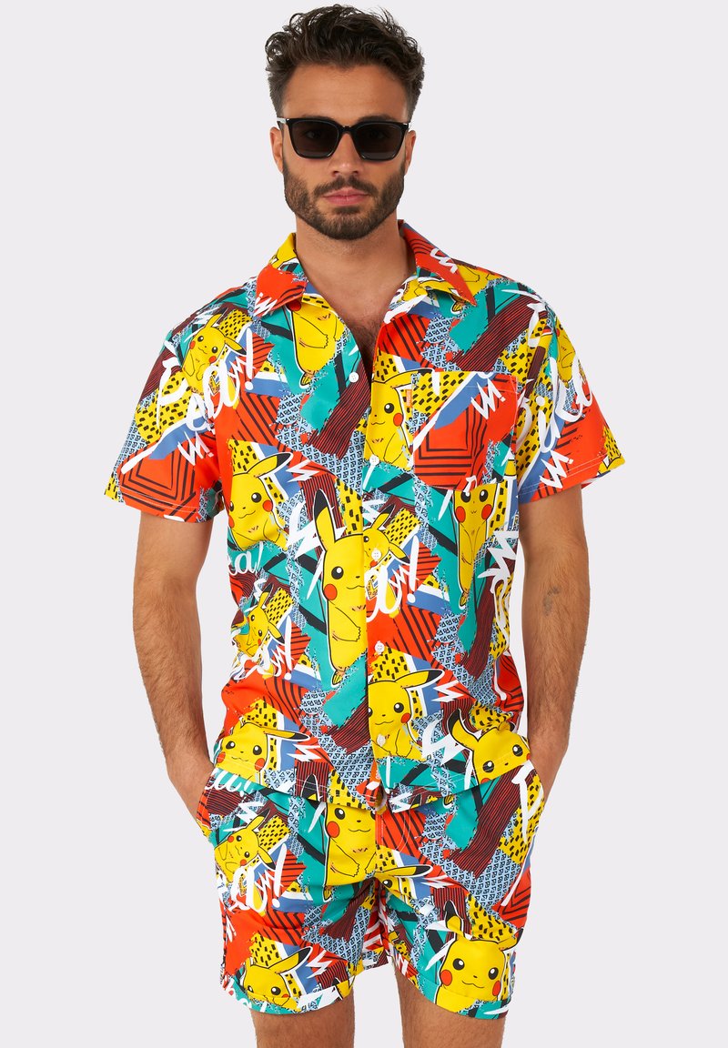 Súprava s krátkymi rukávmi a šortkami s farebnou potlačou Pikachu a abstraktnými tvarmi. Materiály sú ľahké a hladké.