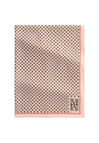 Kwadratowy różowy szalik z powtarzającymi się małymi brązowymi wzorami kwiatowymi i nalepionym czarnym logo w jednym rogu.