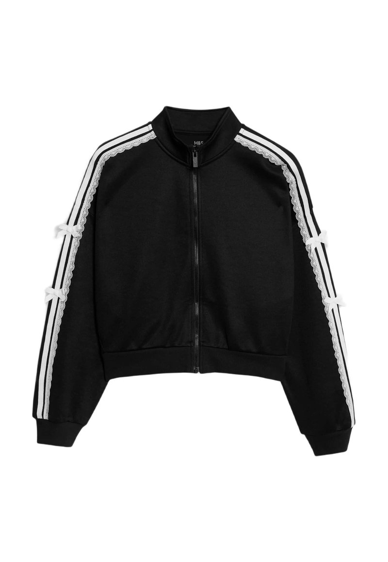 Sort cropped zip-up jakke med hvide sidelister og blonderdetaljer. Har blødt stof og båndaccenter på ærmerne.