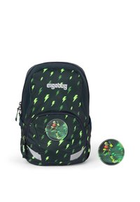 Rucksack aus dunkelgrünem Stoff mit einem neonfarbenen Blitzmuster, silbernen Akzenten und einem runden Aufnäher mit einer Figur. Zwei Aufnäher sind enthalten.