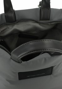 Graue Canvas-Tote-Tasche mit schwarzen Lederakzenten, oberer Reißverschluss und Innentasche. Mit gestickten Details und Logo-Label.