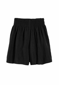 Shorts noirs en tissu léger, avec une taille smockée et des jambes larges à la texture douce. Pas de détails ou de motifs supplémentaires.