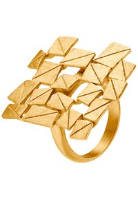 Bague en or présentant un design géométrique avec des formes triangulaires en relief, une surface texturée et un anneau lisse. Accents angulaires distincts.
