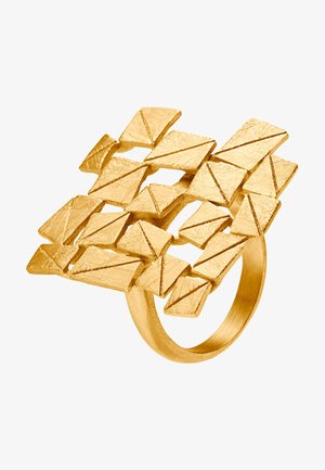 Bague en or présentant un design géométrique avec des formes triangulaires en relief, une surface texturée et un anneau lisse. Accents angulaires distincts.