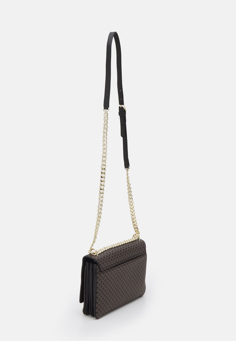 Schwarz gemusterte Handtasche mit einer Kette und einem Lederriemen. Verfügt über eine umschlagbare Oberseite und mehrere Fächer. Hergestellt aus strukturiertem Material.