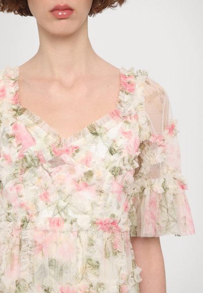 Bloemendress met rimpelaccenten, gemaakt van doorschijnende stof in pastelroze en groene tinten, met een v-hals en korte, franjes mouwen.