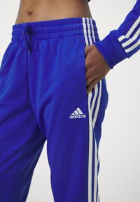adidas Sportswear ESSENTIALS 3-STRIPES - Treniņtērps - semi lucid blue/white