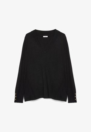 Schwarzer, langärmeliger V-Neck-Pullover mit gerippten Bündchen, der auf jedem Ärmel drei kleine goldene Knöpfe aufweist.