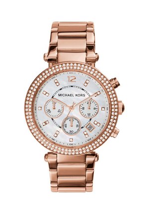 Reloj de pulsera Michael Kors en oro rosa con bisel de cristal, esfera de nácar, tres subesferas, ventana de fecha y pulsera metálica enlazada.