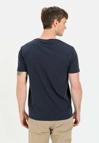 Marineblå T-shirt med korte ærmer og rund hals, lavet af bomuld, med en glat tekstur og et enkelt design uden mønstre.
