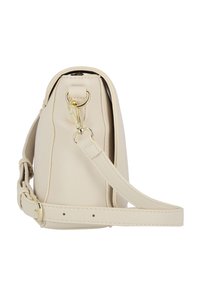Borsa a mano in pelle beige con una texture liscia, forma curva, tracolla regolabile e accessori in tonalità oro.