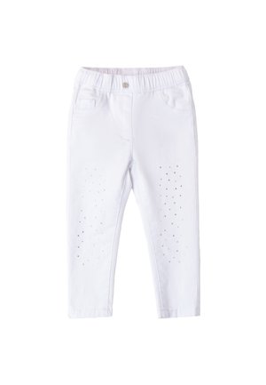 Pantalones de mezclilla blancos con cintura elástica, que presentan detalles de bolsillo y acentos decorativos de tachuelas en las piernas. Textura suave y forma ajustada.