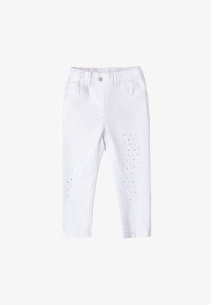 Pantalones de mezclilla blancos con cintura elástica, que presentan detalles de bolsillo y acentos decorativos de tachuelas en las piernas. Textura suave y forma ajustada.