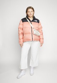 The North Face PLUS 1996 RETRO NUPTSE JACKET - Casaco de penas - rose dawn