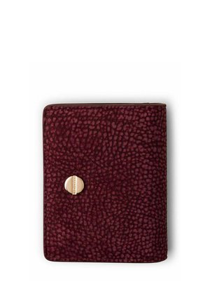 Portafoglio in pelle strutturata rosso scuro con chiusura con bottone tondo dorato centrato sul davanti, su sfondo bianco.