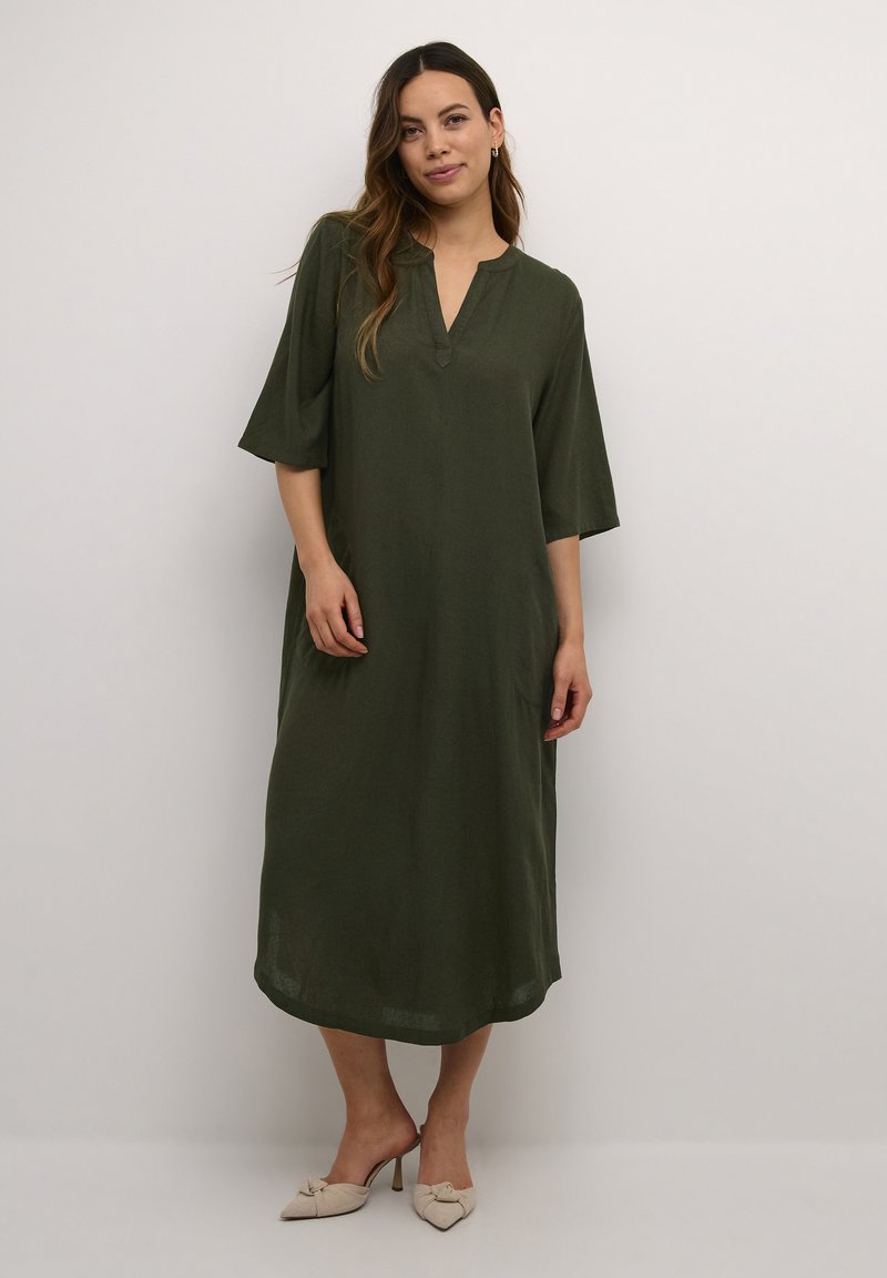 Vestido maxi verde caqui con cuello, mangas cortas, bolsillos laterales y silueta recta, hecho de tejido ligero.