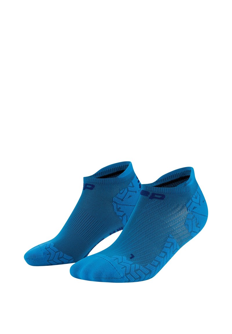 Blaue Sportsocken mit einem niedrigen Schnitt, ausgestattet mit einem strukturierten Muster und einem gerippten Bündchen für zusätzlichen Halt. Hergestellt aus atmungsaktivem, leichtem Material.