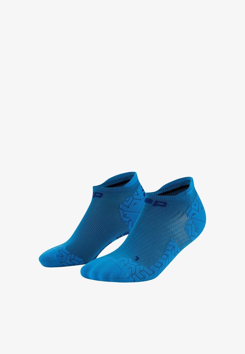Blaue Sportsocken mit einem niedrigen Schnitt, ausgestattet mit einem strukturierten Muster und einem gerippten Bündchen für zusätzlichen Halt. Hergestellt aus atmungsaktivem, leichtem Material.