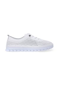 Weißer Sneaker mit einem gewebten Obermaterial, runder Zehenkappe und Schnürverschluss. Verfügt über eine strukturierte Gummisohle mit Rillen für besseren Halt.