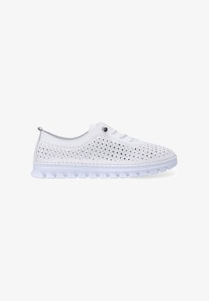 Weißer Sneaker mit einem gewebten Obermaterial, runder Zehenkappe und Schnürverschluss. Verfügt über eine strukturierte Gummisohle mit Rillen für besseren Halt.