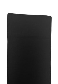 Calzini neri a coste con cucitura liscia sulla punta e un ampio polsino elastico. Il tessuto sembra morbido ed elastico.