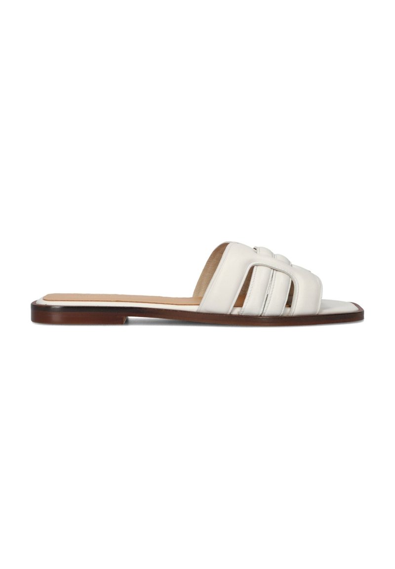 Witte leren slide sandaal met een brede, geweven bandontwerp, platte zool en een bruine onderkant accent. Glad textuur, minimalistische stijl.
