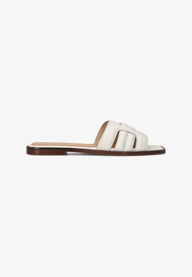 Witte leren slide sandaal met een brede, geweven bandontwerp, platte zool en een bruine onderkant accent. Glad textuur, minimalistische stijl.