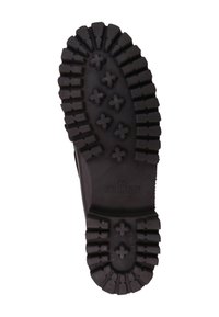 Suela de bota de goma negra con un patrón de relieve profundo, que presenta lengüetas en forma de cruz para tracción, logotipo de la marca en relieve cerca del talón.