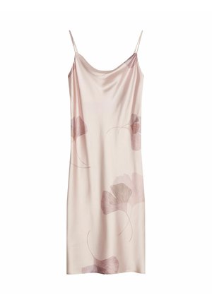 Jedwabno-satynowa sukienka na ramiączkach w jasnoróżowym kolorze, ozdobiona delikatnym wzorem liści miłorzębu w subtelnym odcieniu mauve. Gładka tekstura, minimalistyczny design.